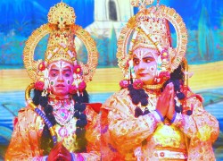 नेपालगन्जको रामलीलाको रौनक हेर्न नेपाली र भारतीय दर्शकको जब लाग्यो ताँती